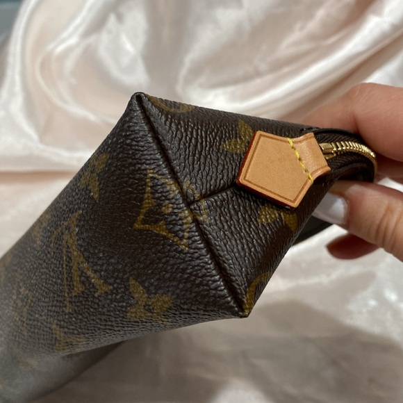 Louis Vuitton monogram cosmetic pouch - Picture 10 of 11